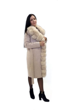 Женское зимнее бежевое пальто с мехом Ланда сбоку